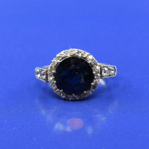 Bílozlatý prsten se safírem a brilianty, 1890 Bílozlatý prsten se safírem a brilianty, 1890