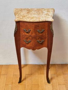 Intarzovaná komodka s vrchní mramorovou deskou Intarzovaná komodka s vrchní mramorovou deskou