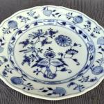 Talíř mělký I., cibulový vzor, zn. Míšeň  Talíř mělký I., cibulový vzor, zn. Míšeň