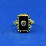 Zlatý pánský prsten s onyxem a briliantem, 1920 Zlatý pánský prsten s onyxem a briliantem, 1920