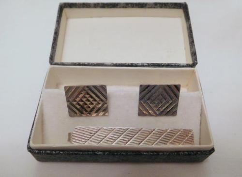 Stříbrné manžetové knoflíky a spona do kravaty  Stříbrné manžetové knoflíky a spona do kravaty