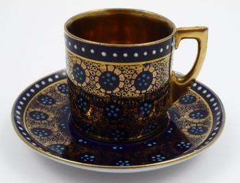 24. KOBALTOVÝ MOKA ŠÁLEK S ORNAMENTY 24. KOBALTOVÝ MOKA ŠÁLEK S ORNAMENTY