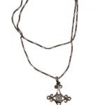 STŘÍBRNÝ SET ZDOBENÝ KŘÍŽEK S MĚSÍČNÍM KAMENEM STŘÍBRNÝ SET ZDOBENÝ KŘÍŽEK S MĚSÍČNÍM KAMENEM