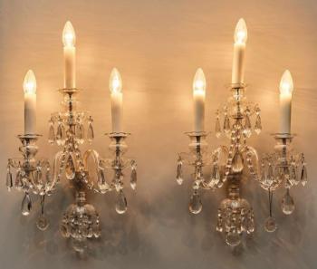 Párové tereziánské nástěnné lampy s křišťály Párové tereziánské nástěnné lampy s křišťály