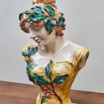 Fajánsová busta ve stylu Alfonse Muchy Fajánsová busta ve stylu Alfonse Muchy