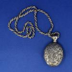 Stříbrný medailon s řetězem, 1850 Stříbrný medailon s řetězem, 1850