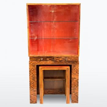 Vitrína s hnízdovými stolky Vitrína s hnízdovými stolky