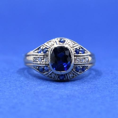 Zlatý prsten se safírem a brilianty, 1940 Zlatý prsten se safírem a brilianty, 1940