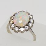 Zlatý prsten s opálem a diamanty Zlatý prsten s opálem a diamanty