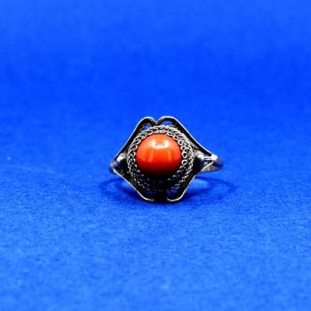 Stříbrný prsten s korálem Stříbrný prsten s korálem