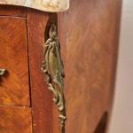 Intarzovaná komodka s vrchní mramorovou deskou Intarzovaná komodka s vrchní mramorovou deskou