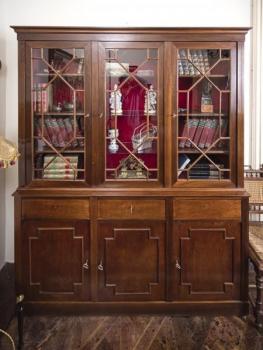 Anglická knihovna s osvětlením	 Anglická knihovna s osvětlením