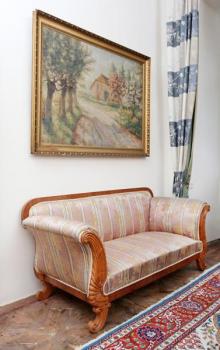 Sofa Biedermeier. Hedvábné čalounění. Řezbovaná Sofa Biedermeier. Hedvábné čalounění. Řezbovaná