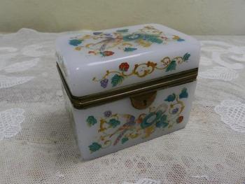 Dóza z alabastrového skla - Harrachov, 19. stol. Dóza z alabastrového skla - Harrachov, 19. stol.