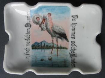 Popelník - Čáp s dítětem a s miminkem Popelník - Čáp s dítětem a s miminkem