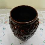 Plastická keramická hnědá váza s motivy zvířat Plastická keramická hnědá váza s motivy zvířat