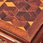 Vyřezávaný podkladní stolek s parketerií Vyřezávaný podkladní stolek s parketerií