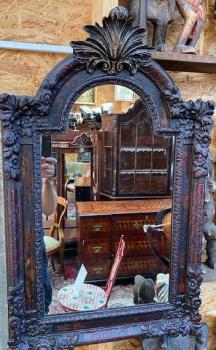 Zdobené zrcadlo s volutou Zdobené zrcadlo s volutou