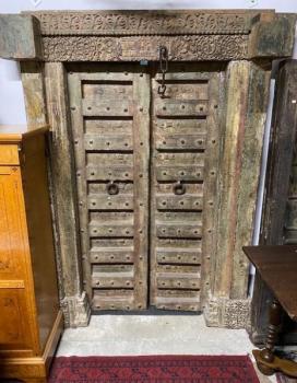 Bohatě řezbované dveře A  Bohatě řezbované dveře A