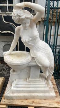 Mramorová socha ženy B  Mramorová socha ženy B