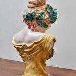 Fajánsová busta ve stylu Alfonse Muchy Fajánsová busta ve stylu Alfonse Muchy