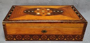 Truhlička - šperkovnice s intarzií a s perletí  Truhlička - šperkovnice s intarzií a s perletí