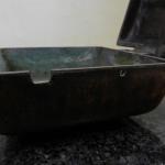 Bronzový objekt na kamenném podstavci Bronzový objekt na kamenném podstavci