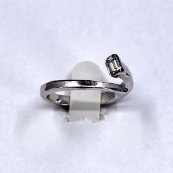 Bílozlatý moderní prsten s diamantem Bílozlatý moderní prsten s diamantem