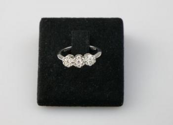 Zlatý prsten s diamanty Zlatý prsten s diamanty