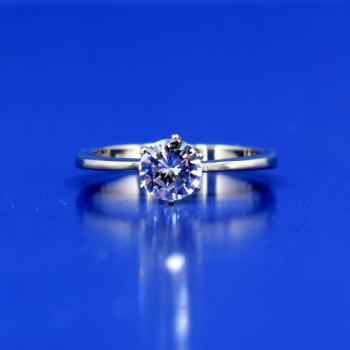 Bílozlatý prsten s briliantem 0.77 ct Bílozlatý prsten s briliantem 0.77 ct