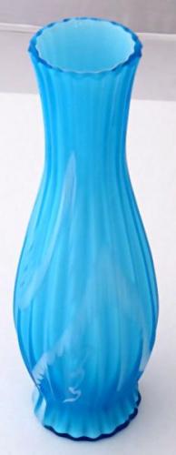 Světle modrá a bílá vázička, s kanelurami Světle modrá a bílá vázička, s kanelurami