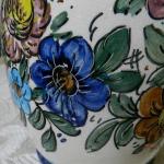 Váza malovaná květinovými motivy Váza malovaná květinovými motivy