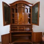 Intarzovaný sekretář s knihovnou a psací deskou Intarzovaný sekretář s knihovnou a psací deskou