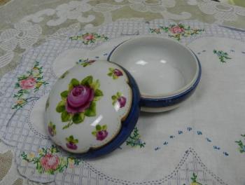 Dóza s růžemi Dóza s růžemi