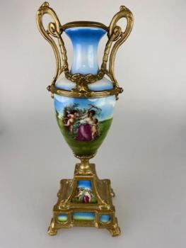 Porcelánová váza v bronzové montáži Porcelánová váza v bronzové montáži