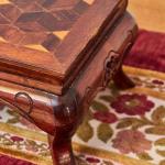 Vyřezávaný podkladní stolek s parketerií Vyřezávaný podkladní stolek s parketerií