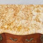 Intarzovaná komodka s vrchní mramorovou deskou Intarzovaná komodka s vrchní mramorovou deskou