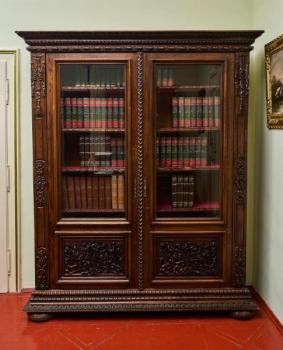 Masivní dubová knihovna v renesančním stylu, 19. s Masivní dubová knihovna v renesančním stylu, 19. s