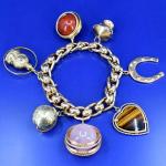 Zlatý náramek s přívěsky Zlatý náramek s přívěsky