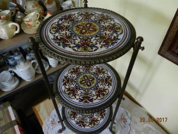 Porcelánový Etažer v kovové montáži Porcelánový Etažer v kovové montáži