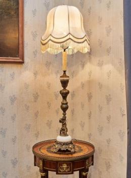 Bronzová figurální lampa  Bronzová figurální lampa