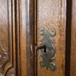 Zámecká dubová skříň z 19. století Zámecká dubová skříň z 19. století