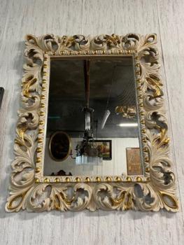Zlacené zrcadlo zdobené E  Zlacené zrcadlo zdobené E