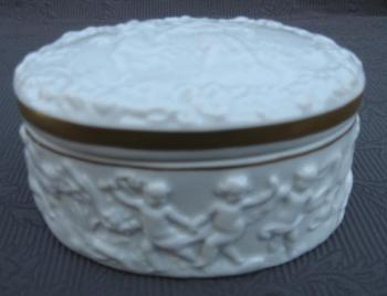 Dóza - plastické vyobrazení amorků Dóza - plastické vyobrazení amorků