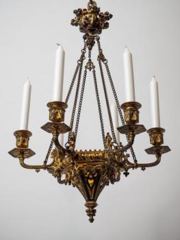 Menší neogotický lustr Menší neogotický lustr