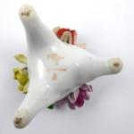 Nízký svícen s reliéfními květy Nízký svícen s reliéfními květy