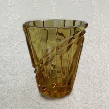 Žlutá broušená váza - Ludmila Smrčková Žlutá broušená váza - Ludmila Smrčková