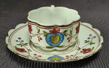 Šálek s podšálkem, ručně malovaný, lidový dekor Šálek s podšálkem, ručně malovaný, lidový dekor