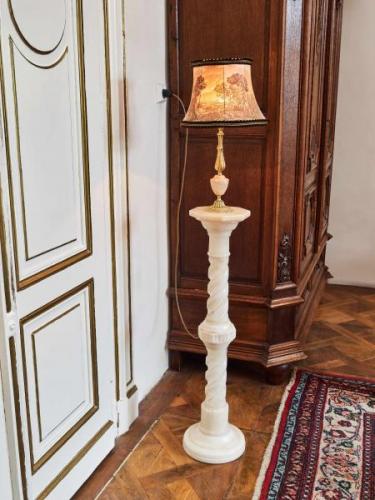 Alabastrový podstavec / sloup, Itálie Alabastrový podstavec / sloup, Itálie