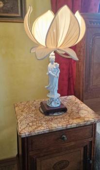 Porcelánová lampa žena s lotosovým stínidlem Porcelánová lampa žena s lotosovým stínidlem